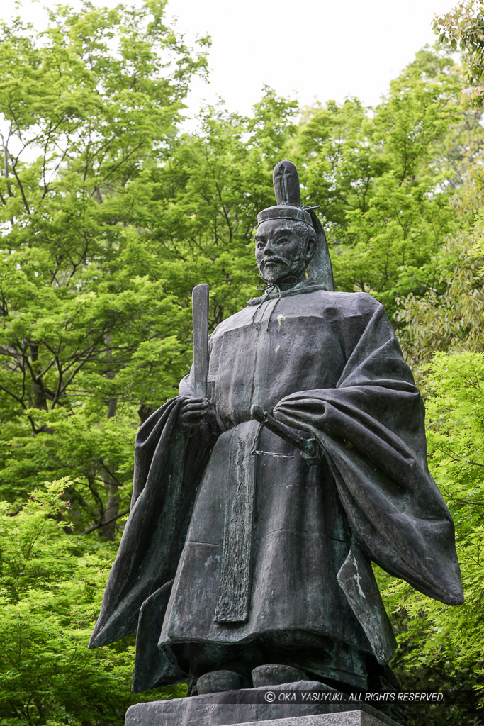 豊臣秀次銅像・八幡山城