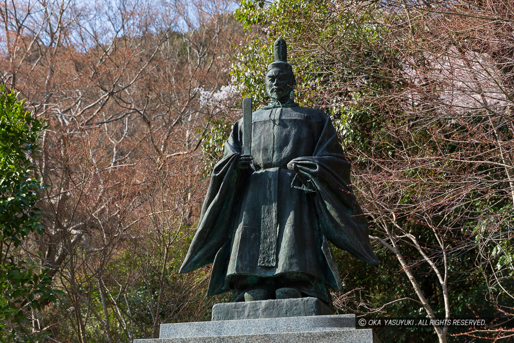 豊臣秀次銅像・八幡山城