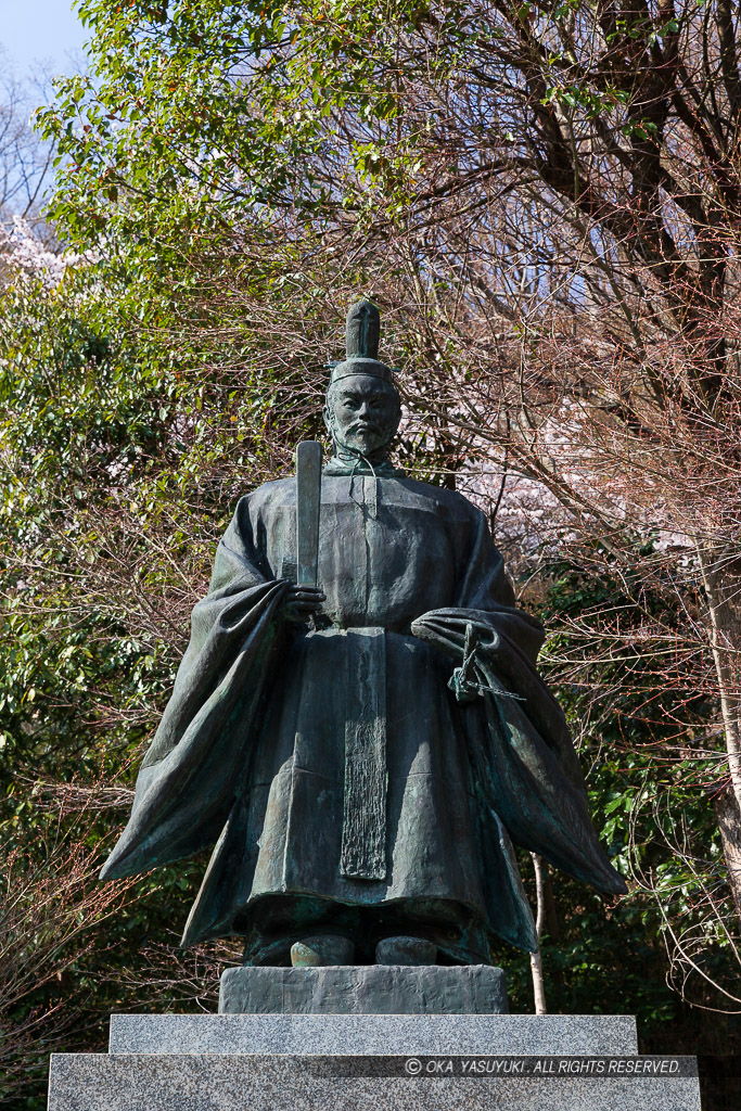 豊臣秀次銅像・八幡山城