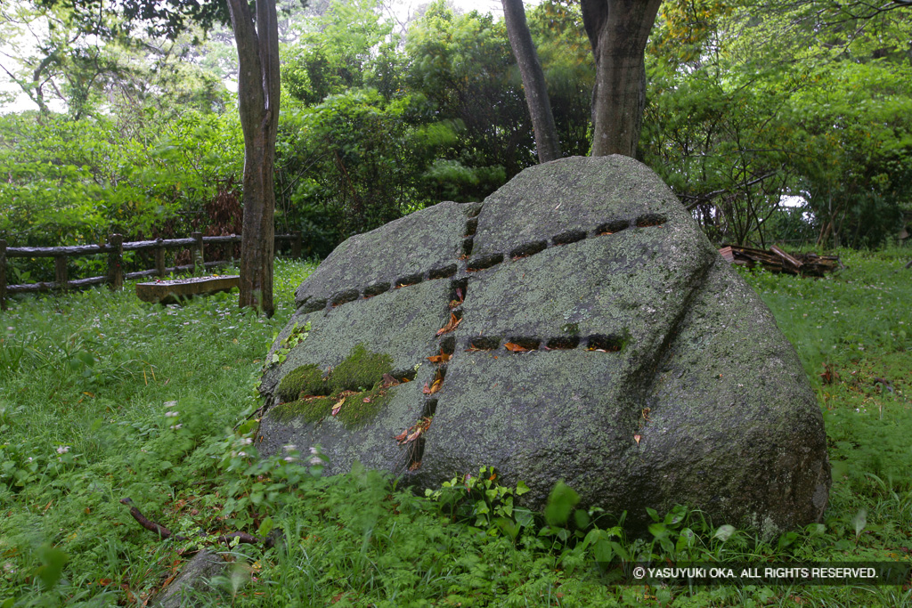 指月山詰丸跡の矢穴石