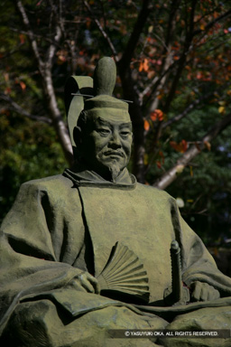 毛利輝元銅像 | 高解像度画像サイズ：3328 x 4992 pixels | 写真番号：VJ7Z4574 | 撮影：Canon EOS-1Ds Mark II
