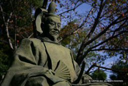 毛利輝元銅像 | 高解像度画像サイズ：4992 x 3328 pixels | 写真番号：VJ7Z4575 | 撮影：Canon EOS-1Ds Mark II