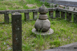 毛利輝元火葬場址 | 高解像度画像サイズ：4283 x 2855 pixels | 写真番号：VJ7Z6678 | 撮影：Canon EOS-1Ds Mark II