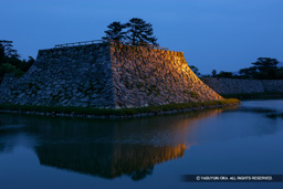 萩城天守台ライトアップ | 高解像度画像サイズ：4992 x 3328 pixels | 写真番号：VJ7Z6746 | 撮影：Canon EOS-1Ds Mark II