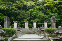 東光寺・萩藩主毛利家墓所 | 高解像度画像サイズ：4373 x 2915 pixels | 写真番号：VJ7Z6843 | 撮影：Canon EOS-1Ds Mark II