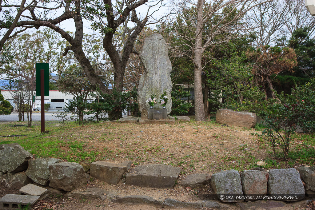 島原の乱供養碑・鈴木重成建立供養碑・八幡神社