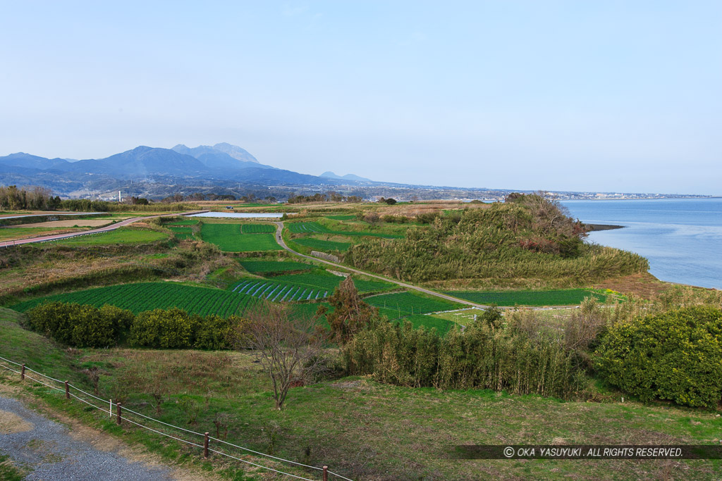 本丸から二の丸・雲仙を望む