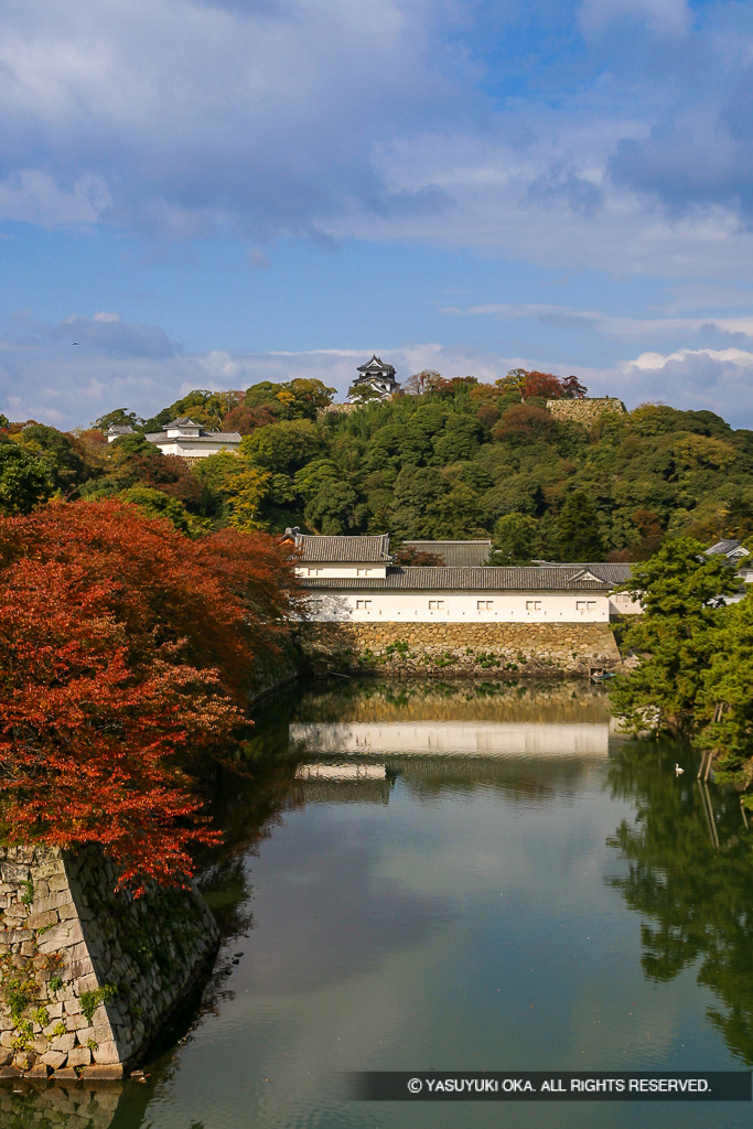 佐和口多聞櫓・天秤櫓・天守を望む・秋