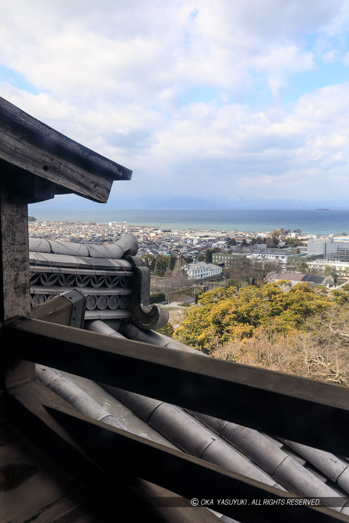 彦根城天守から琵琶湖を望む
