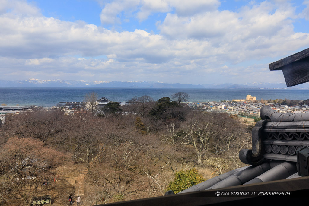 彦根城天守から琵琶湖を望む