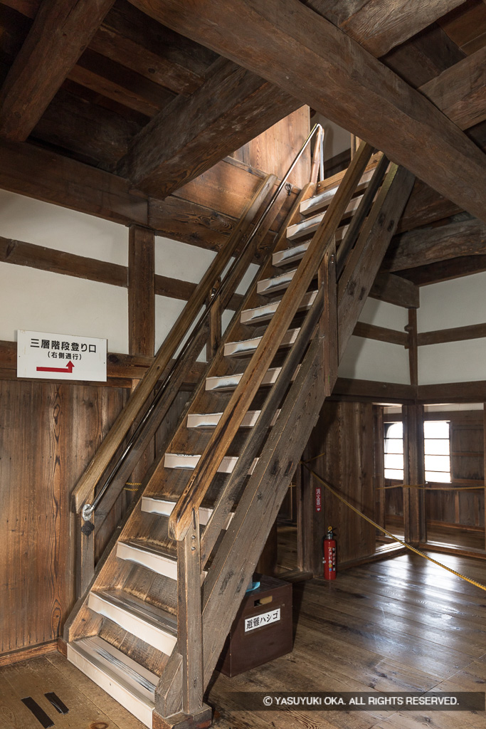 天守２階から３階への階段