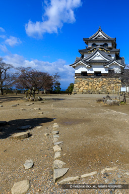 本丸御殿礎石と天守 | 高解像度画像サイズ：4013 x 6020 pixels | 写真番号：5D4A5547 | 撮影：Canon EOS 5D Mark IV