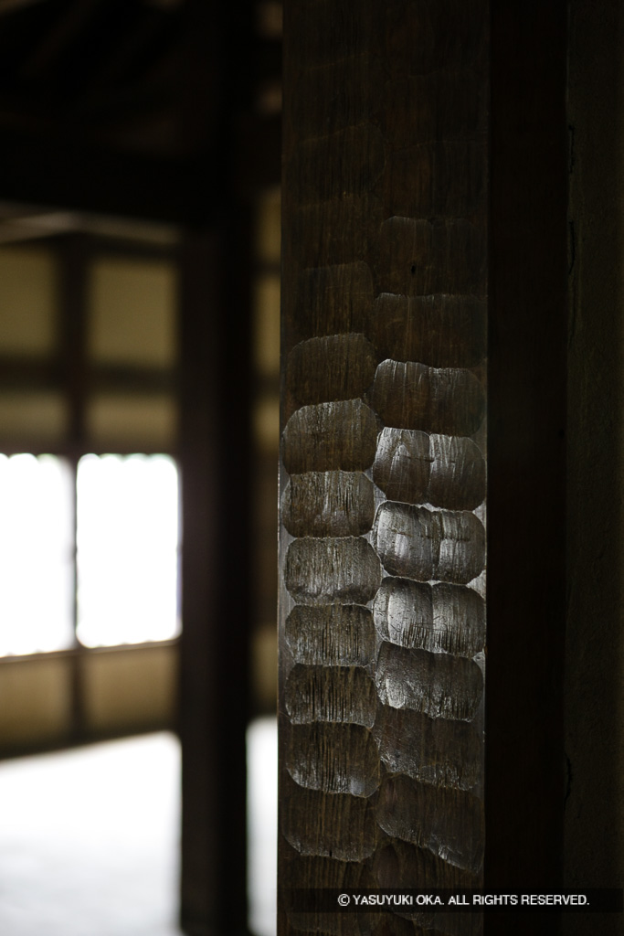 天秤櫓内部・手斧跡