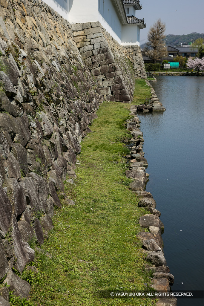 佐和口多聞櫓の犬走り