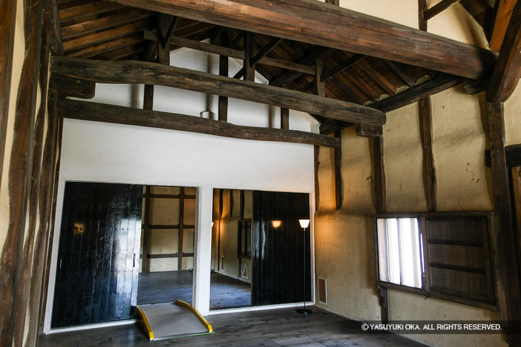 佐和口多聞櫓内部と漆喰壁