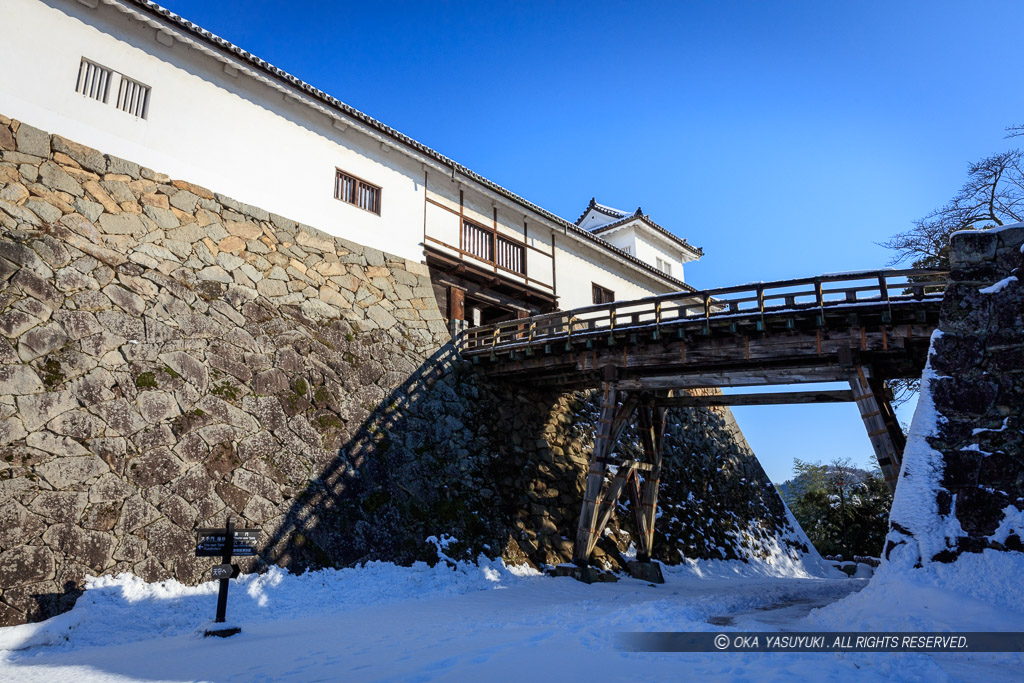 彦根城天秤櫓と廊下橋・雪