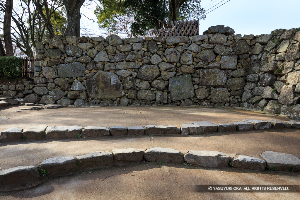 鐘の丸虎口の鏡石