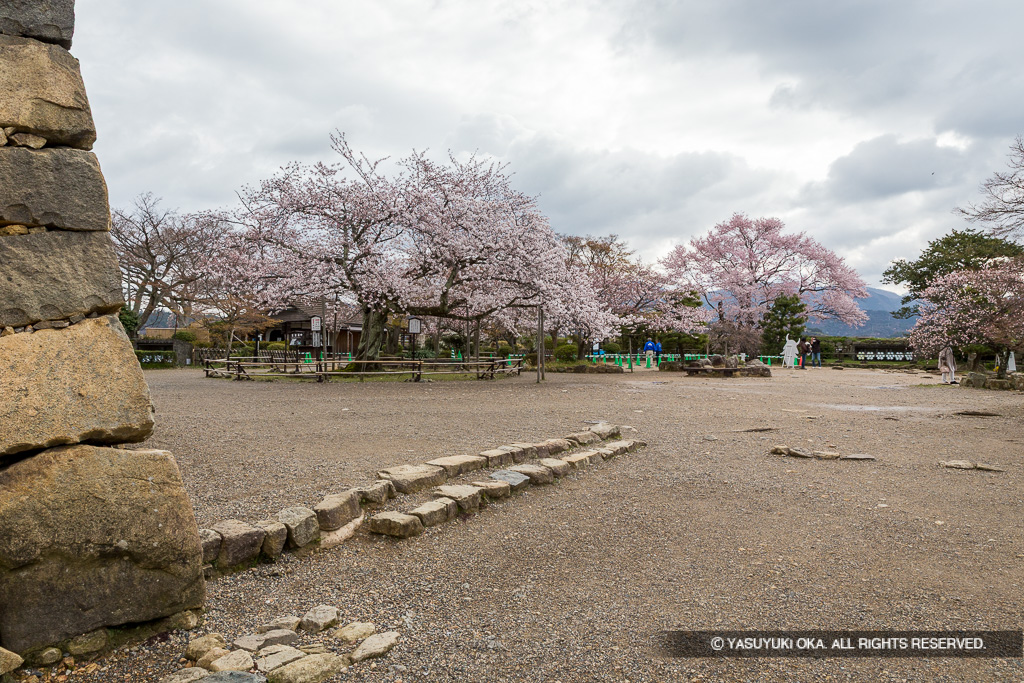 御切戸口跡・本丸