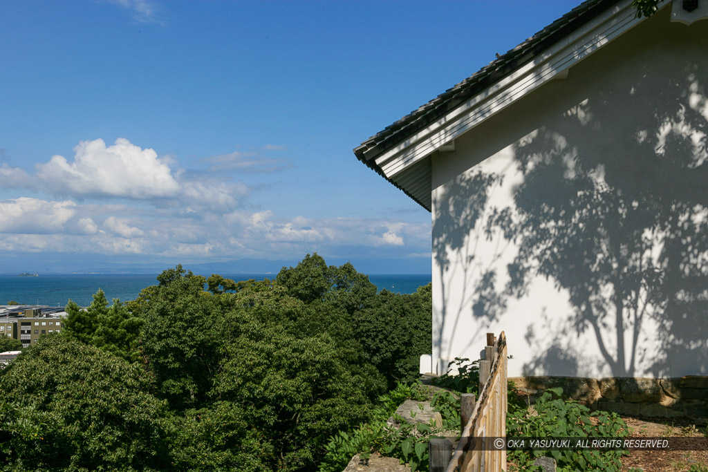 彦根城西の丸三重櫓から琵琶湖を望む