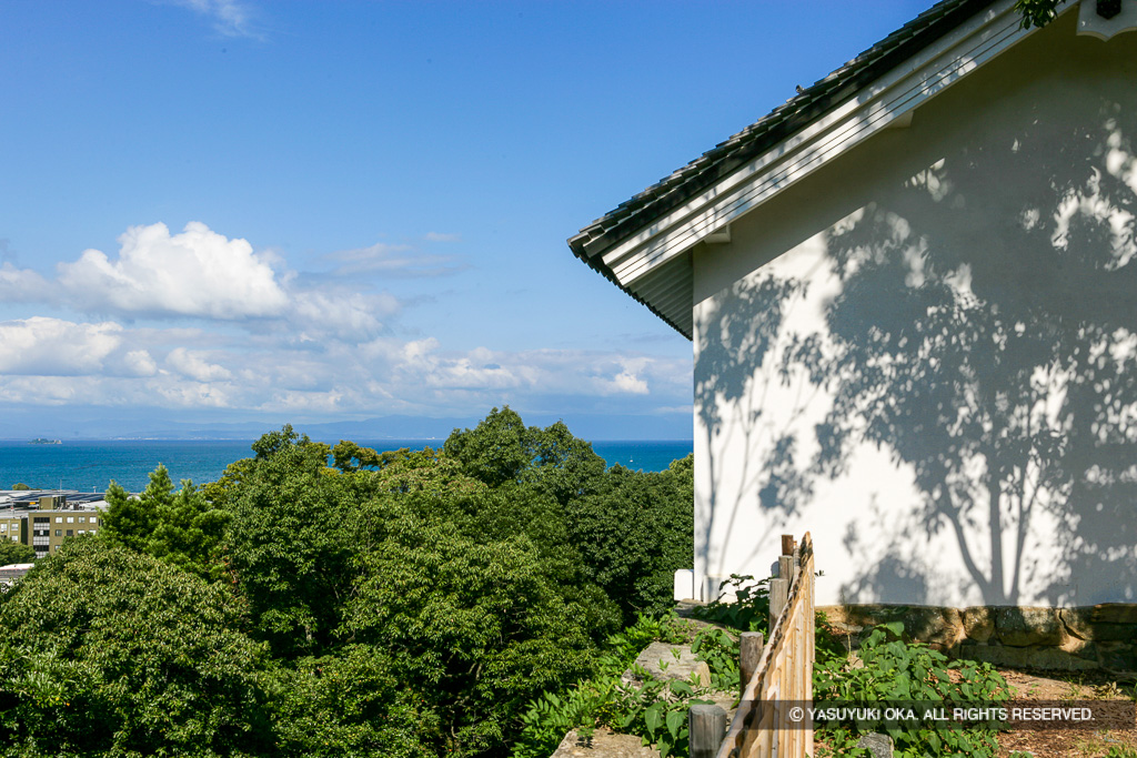 西の丸三重櫓から琵琶湖を望む