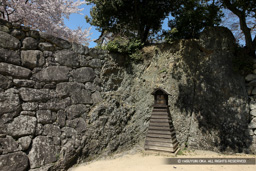 太鼓丸門前の岩盤と水路 | 高解像度画像サイズ：5616 x 3744 pixels | 写真番号：1P3J7186 | 撮影：Canon EOS-1Ds Mark III