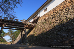 天秤櫓と廊下橋・東から | 高解像度画像サイズ：4992 x 3328 pixels | 写真番号：VJ7Z6778 | 撮影：Canon EOS-1Ds Mark II