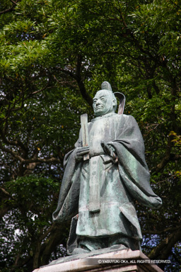 井伊直弼銅像 | 高解像度画像サイズ：3744 x 5616 pixels | 写真番号：1P3J7509 | 撮影：Canon EOS-1Ds Mark III