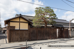 足軽組辻番所（旧磯島家住宅）・表門（東面） | 高解像度画像サイズ：6720 x 4480 pixels | 写真番号：5D4A5882 | 撮影：Canon EOS 5D Mark IV