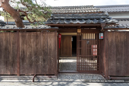 足軽組辻番所（旧磯島家住宅）・表門（東面） | 高解像度画像サイズ：6720 x 4480 pixels | 写真番号：5D4A5883 | 撮影：Canon EOS 5D Mark IV