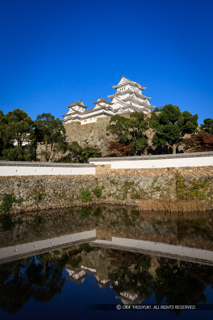 姫路城内の三国堀から天守を望む