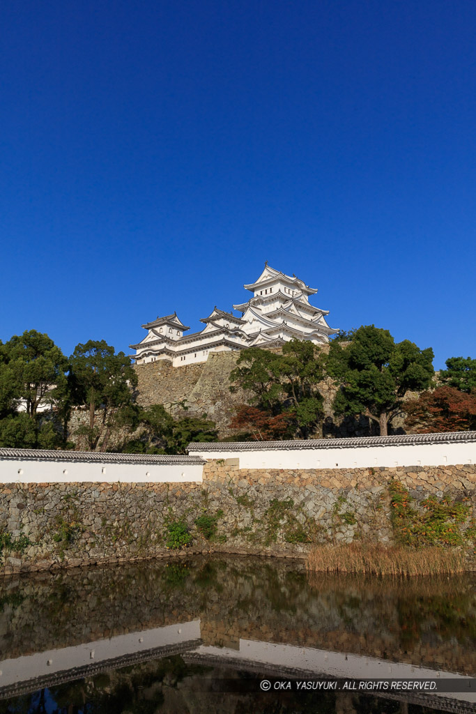 姫路城内の三国堀から天守を望む