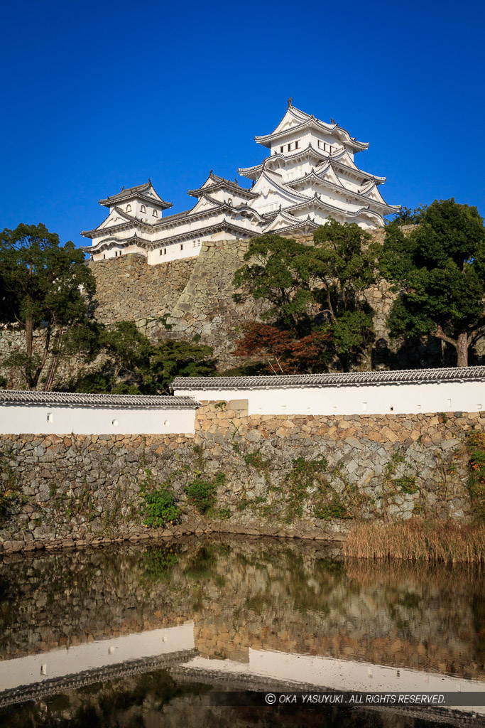 姫路城内の三国堀から天守を望む