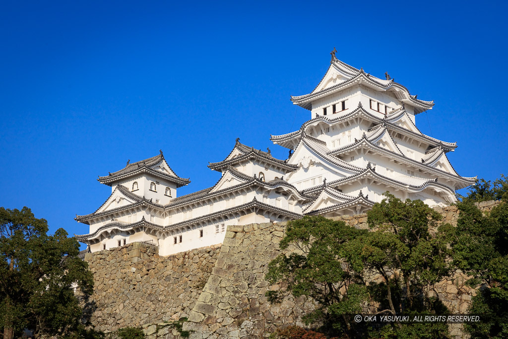 姫路城内の三国堀から天守を望む