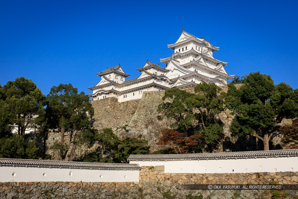 姫路城内の三国堀から天守を望む