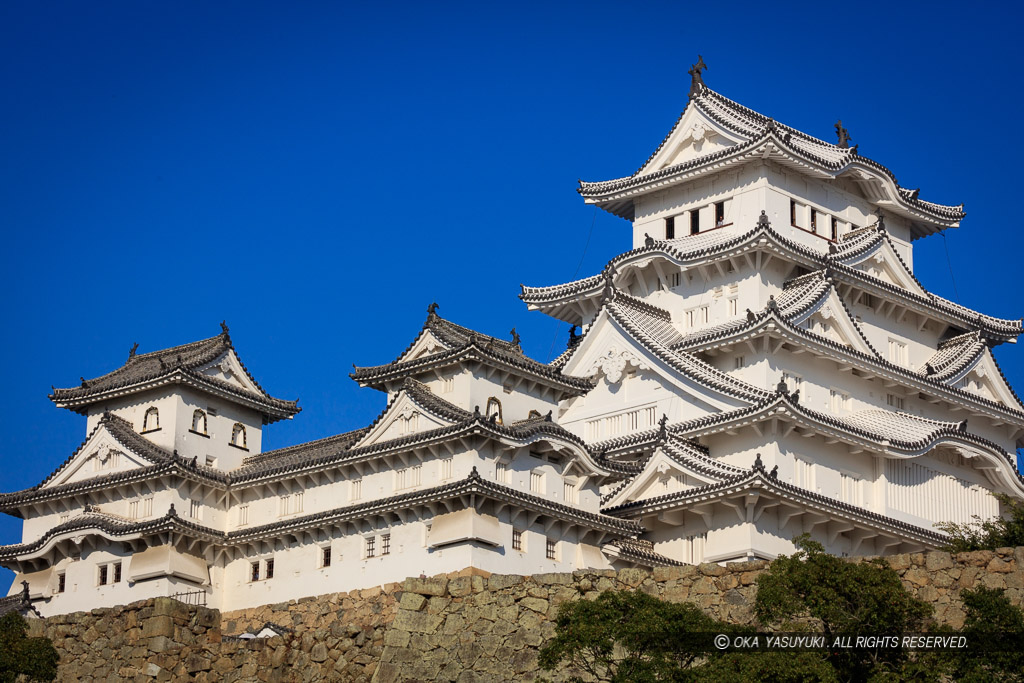 姫路城内の三国堀から天守を望む