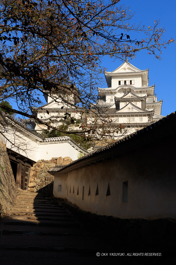 姫路城はの門に至る土塀