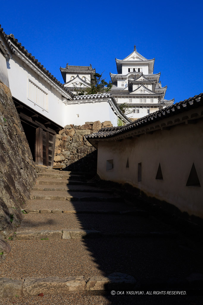 姫路城はの門に至る土塀