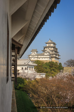 姫路城百間廊下から化粧櫓と天守を望む（平成の修理前）｜高解像度画像サイズ：3505 x 5257 pixels｜写真番号：1P3J1043｜撮影：Canon EOS-1Ds Mark III