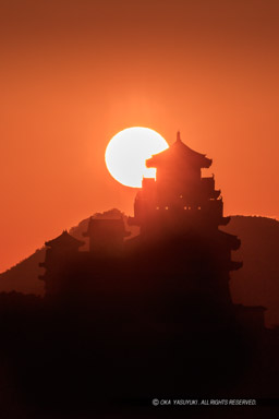 姫路城の日の出｜高解像度画像サイズ：3545 x 5317 pixels｜写真番号：5DSA1076｜撮影：Canon EOS 5DS