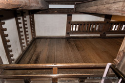 大天守・3階から4階への階段・踊り場|高解像度画像サイズ:7813 x 5211 pixels|写真番号:5DSA3457|撮影:Canon EOS 5DS