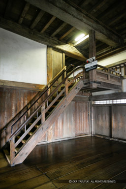 大天守・3階から4階への階段・開かずの間入口|高解像度画像サイズ:3328 x 4992 pixels|写真番号:VJ7Z0879|撮影:Canon EOS-1Ds Mark II