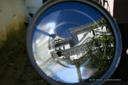 ライトアップ装置に写る天守群｜高解像度画像サイズ：4125 x 2750 pixels｜写真番号：VJ7Z1079｜撮影：Canon EOS-1Ds Mark II