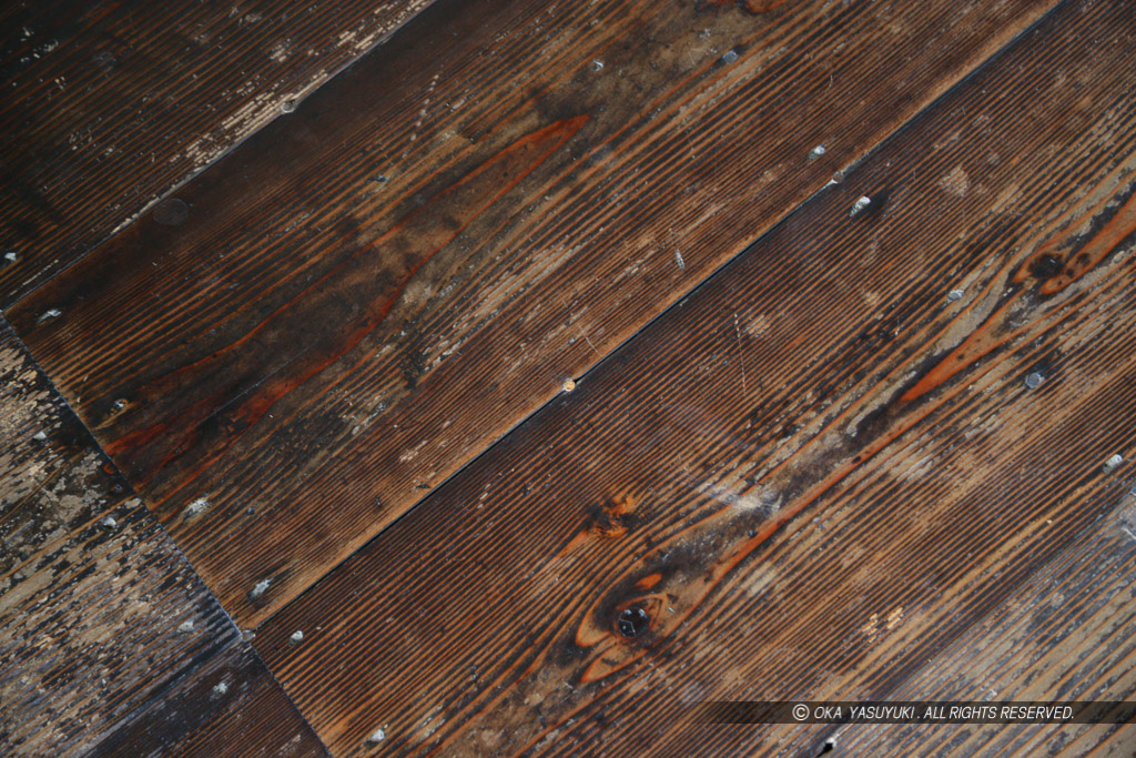 カの渡櫓内室床板の木釘