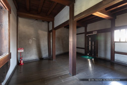ヲの櫓1階・地盤に沿って傾斜した壁|高解像度画像サイズ:6720 x 4480 pixels|写真番号:5D4A4919|撮影:Canon EOS 5D Mark IV