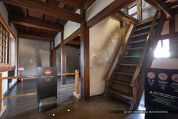 ヲの櫓1階内部・木階段|高解像度画像サイズ:6233 x 4155 pixels|写真番号:5D4A4923|撮影:Canon EOS 5D Mark IV