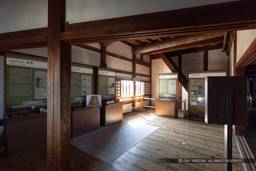 ルの櫓1階内部・奥に木階段|高解像度画像サイズ:6720 x 4480 pixels|写真番号:5D4A4953|撮影:Canon EOS 5D Mark IV