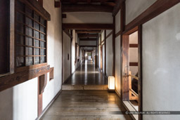 ヌの櫓1階よりカの渡櫓・床面の段差|高解像度画像サイズ:6720 x 4480 pixels|写真番号:5D4A5035|撮影:Canon EOS 5D Mark IV