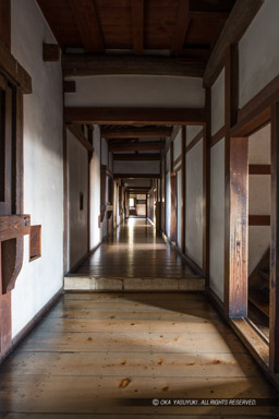ヌの櫓1階よりカの渡櫓・床面の段差|高解像度画像サイズ:3268 x 4902 pixels|写真番号:VJ7Z0291|撮影:Canon EOS-1Ds Mark II
