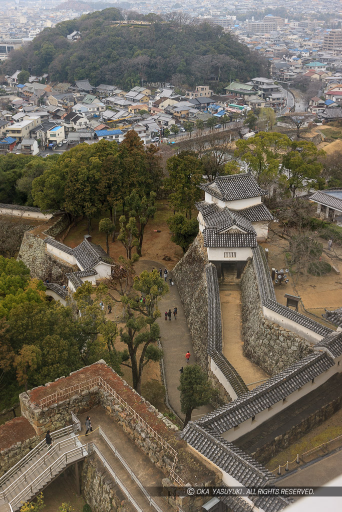 天空の白鷺からはの門・にの門を望む