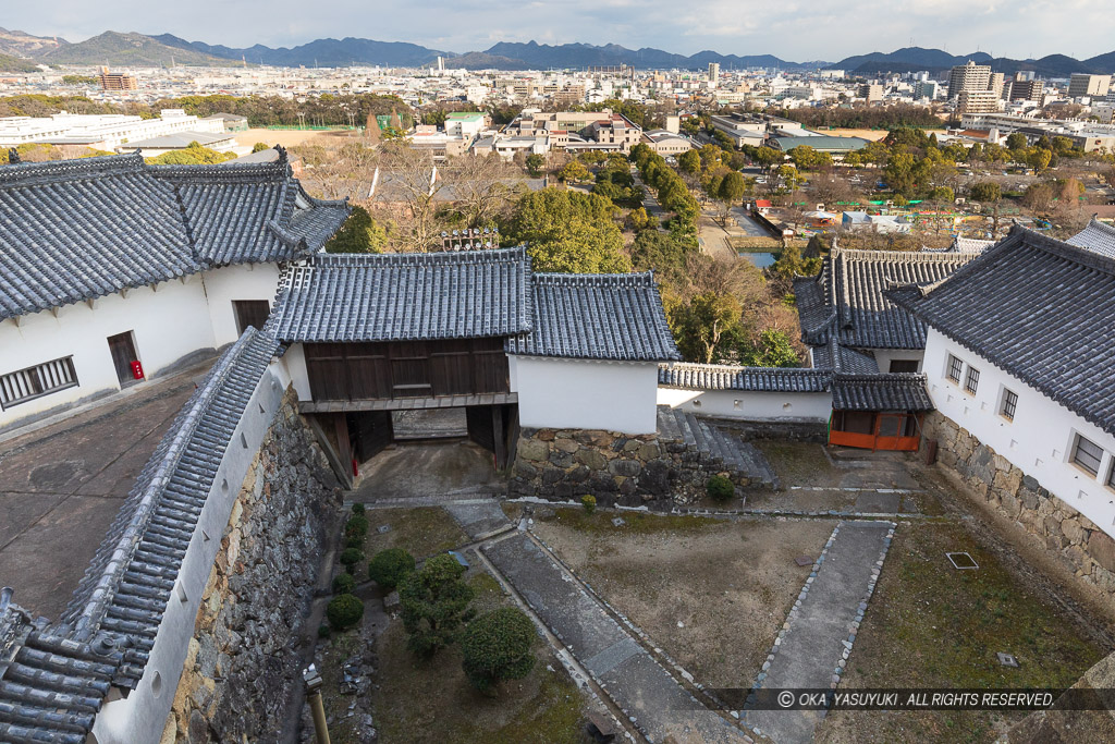 東小天守からとの一門を望む